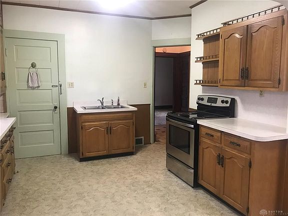 3rd image of 837 Young St