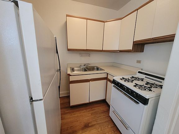 3rd image of 927 W Oakdale Ave