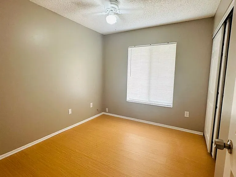 421 S Hawthorn Cir — Photo 8