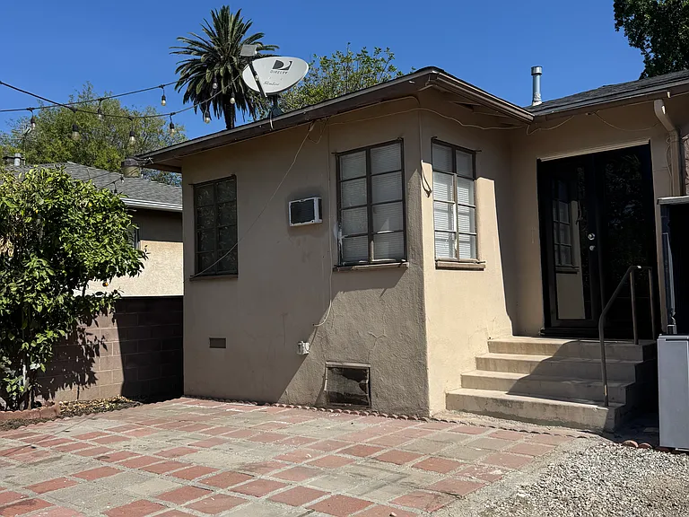 323 W I St — Photo 13