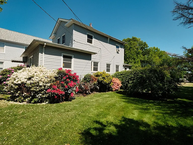 304 E Elm St — Photo 5