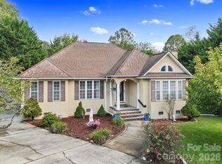 372 Kingfisher Ln, Mills River, NC 28759