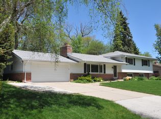 2140 W Skyline Rd, Glendale, WI 53209