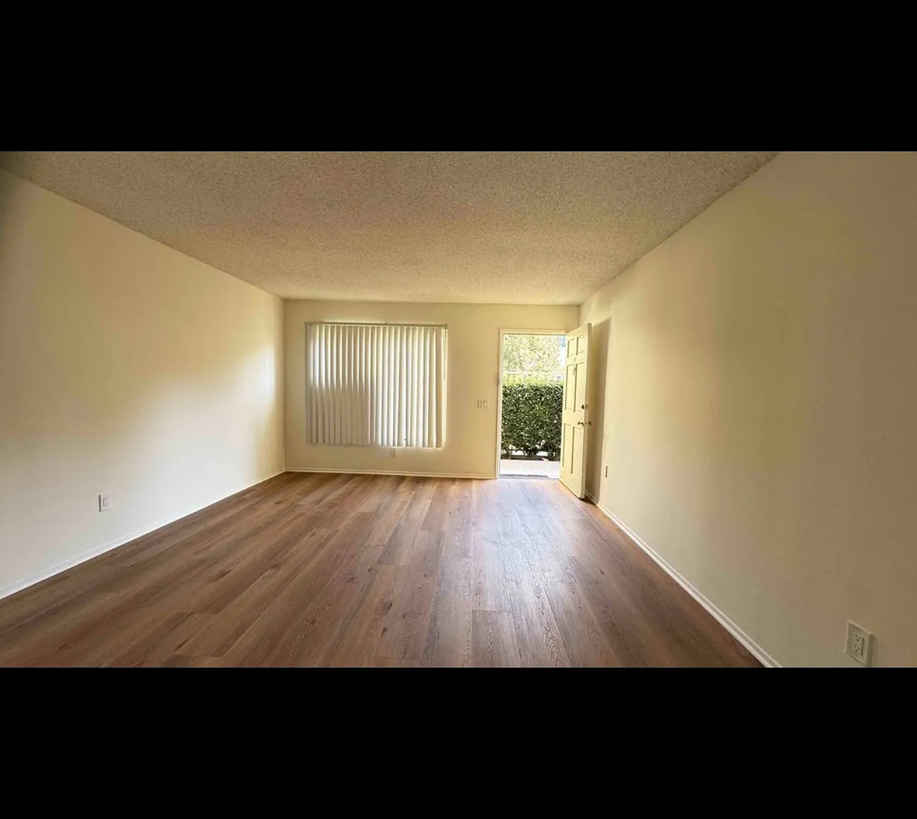 2 bed, 1.5 bath, 937 sqft, $2,300 — Photo 2