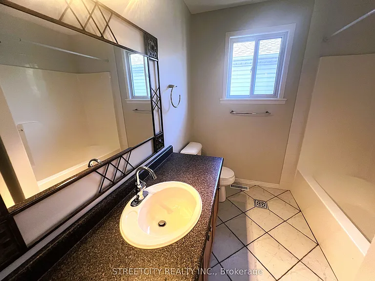 472 Talltree Cres — Photo 10