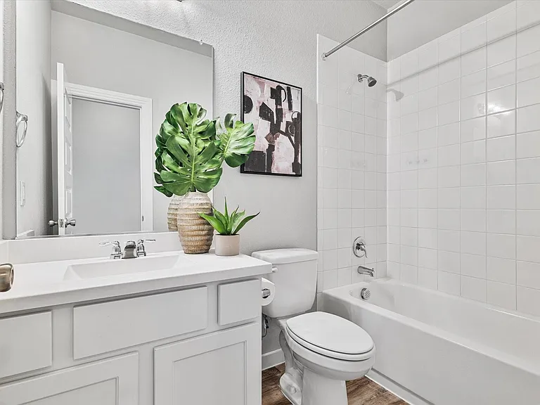 1100 Parkstone Dr — Photo 3