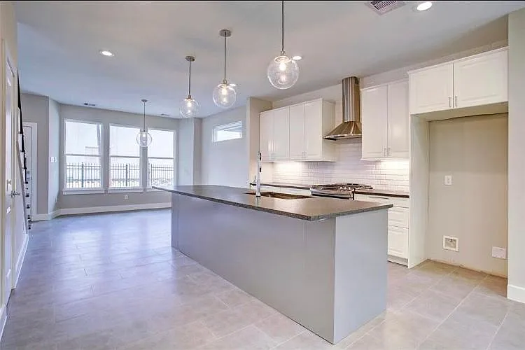 210 Marathon St — Photo 8