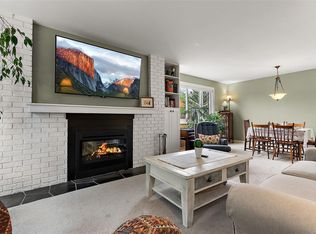 2286 Henry Ave #204, Sidney, BC V8L2B2