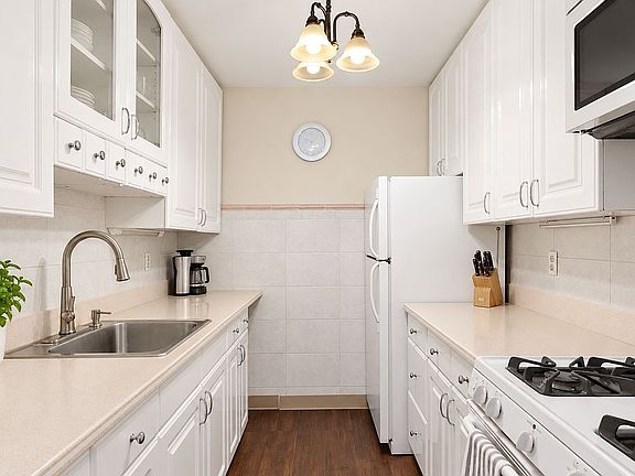 3rd image of 255 Clinton St APT S3