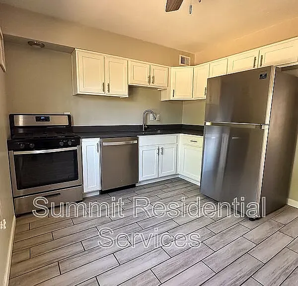 714 E 10th St — Photo 12