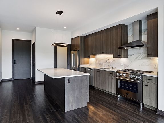 4th image of 253 Lake St E #407