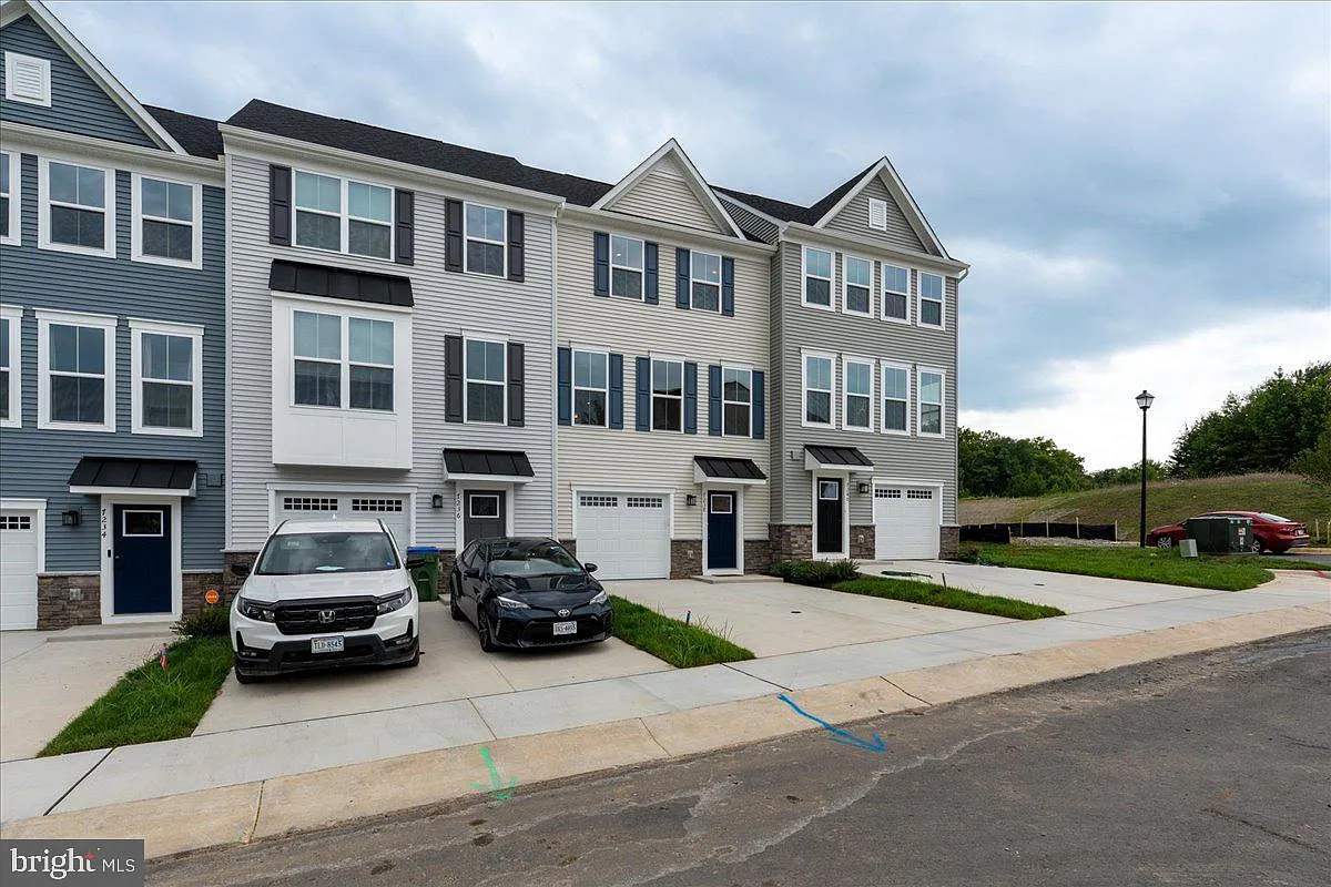 4 bed, 3.5 bath, 1950 sqft, $2,695 — Photo 2