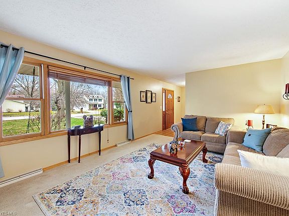 5th image of 424 Barrenwood Dr