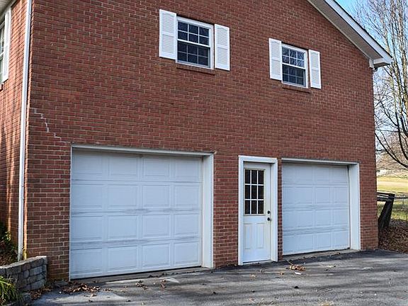 3rd image of 209 Longhorn St