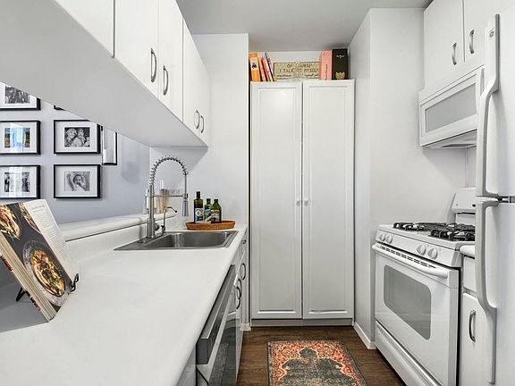 4th image of 161 W 61st St APT 4C