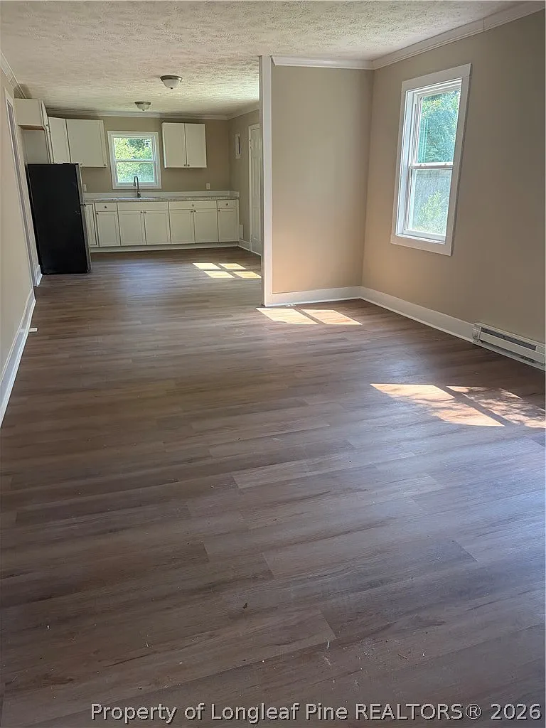 3 bed, 1.0 bath, 864 sqft, $1,275 — Photo 2