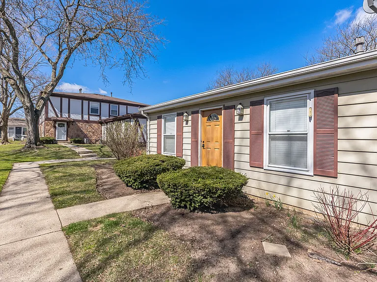 307 Farmington Ln — Photo 2