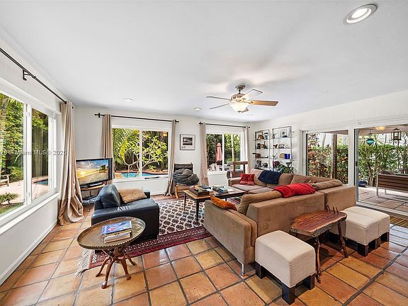 3rd image of 614 San Servando Ave