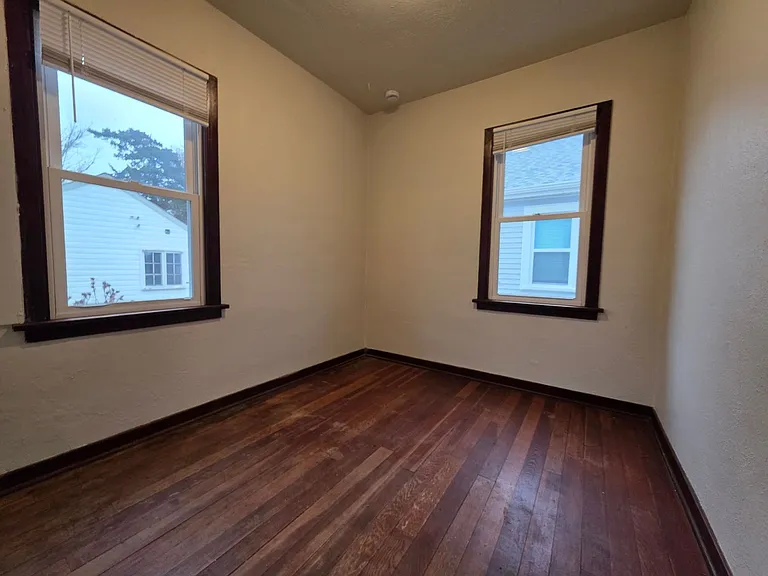 132 McKinley Ave — Photo 12