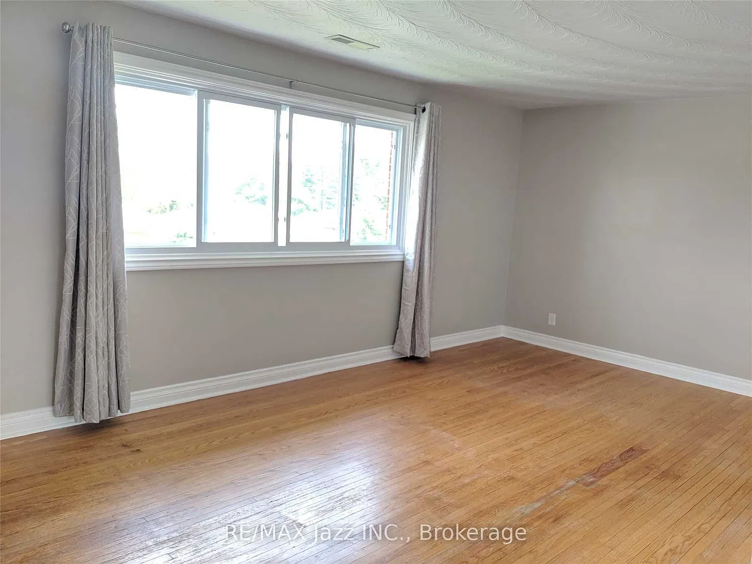 3 bed, $2,200 — Photo 2