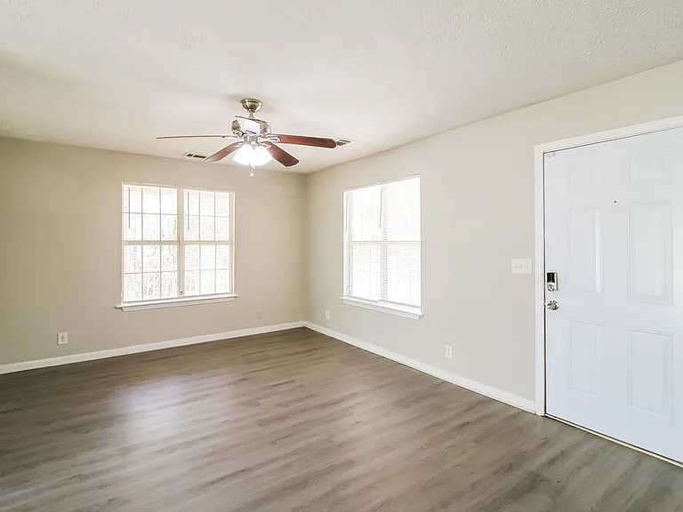 1113 Spring Creek Cir — Photo 4