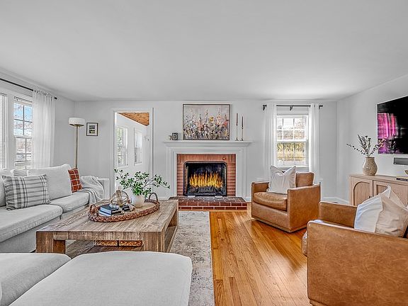 3rd image of 14 Knollwood Dr