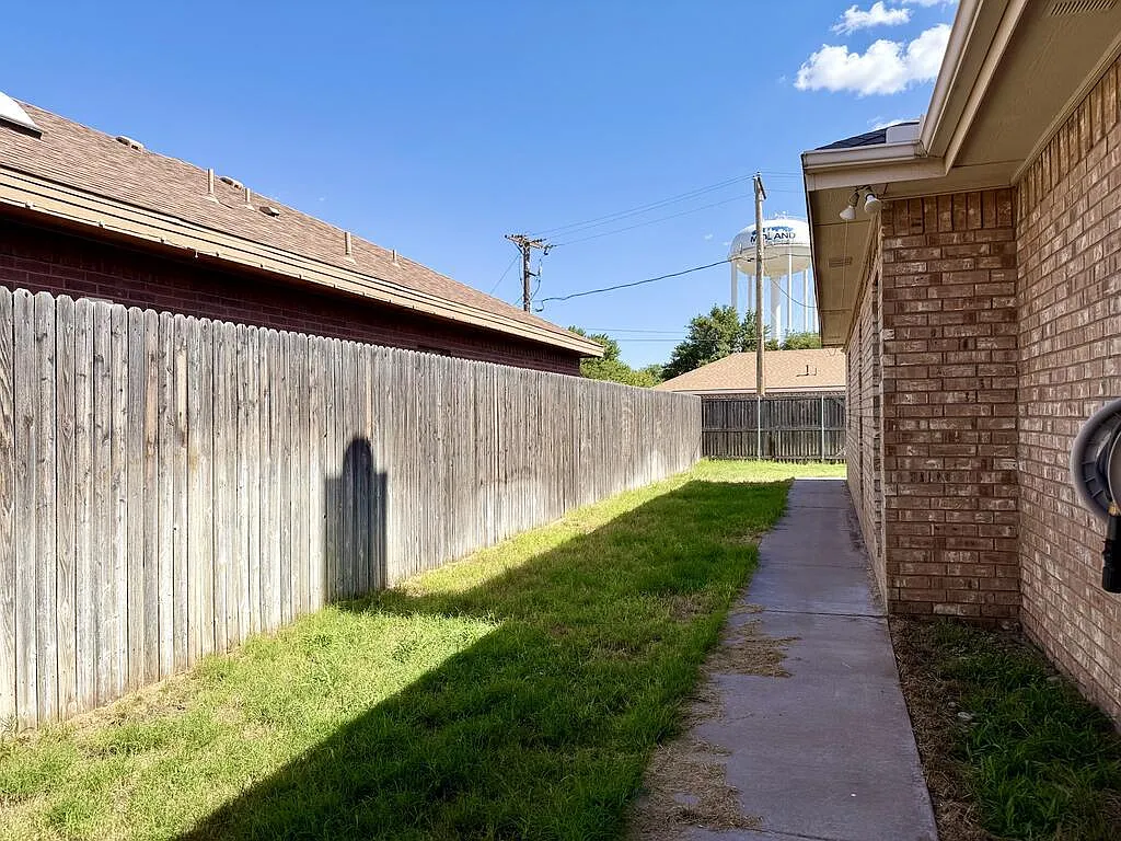 3 bed, 2.0 bath, 1793 sqft, $2,400 — Photo 3