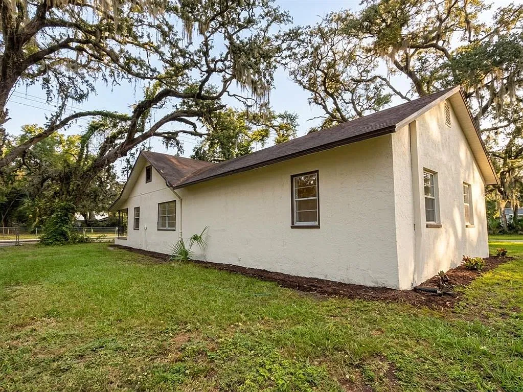 3 bed, 2.0 bath, 1215 sqft, $2,600 — Photo 4