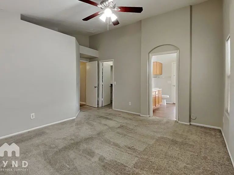 714 E Lovegrass Dr — Photo 8