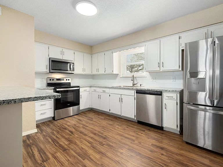 304 SE B St — Photo 7