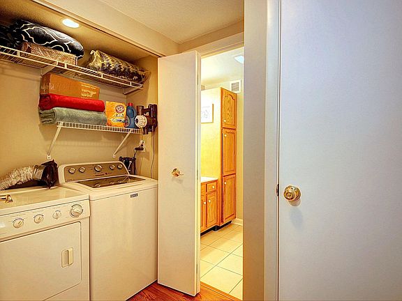 5th image of 2106 Kanawha Blvd E