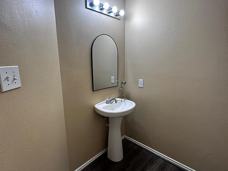 1411 Hallcroft Ln — Photo 7
