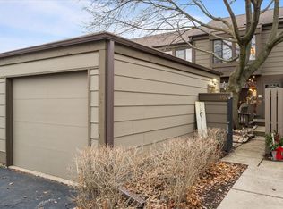 153 Aberdeen Ct, Geneva, IL 60134