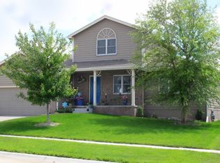 915 Birchwood Dr, Hickman, NE 68372