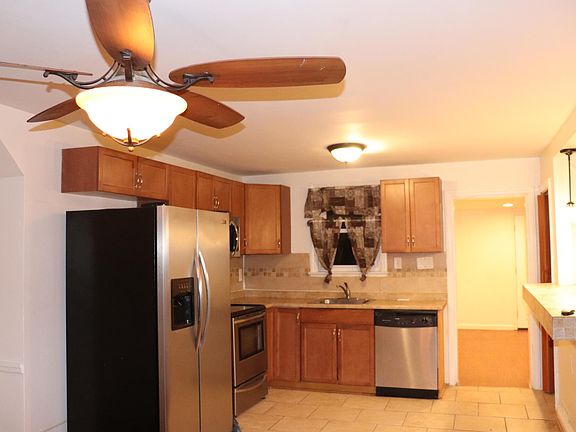 5th image of 28 W Salisbury Dr
