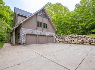 4076 Cross Rd, White Lake, MI 48386