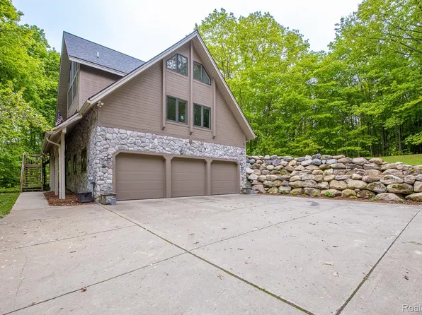 4076 Cross Rd, White Lake, MI 48386