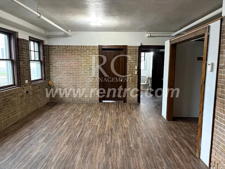 210-148 E Walnut St — Photo 7