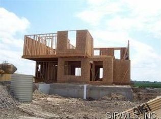 100 Oakshire Dr E, Glen Carbon, IL 62034