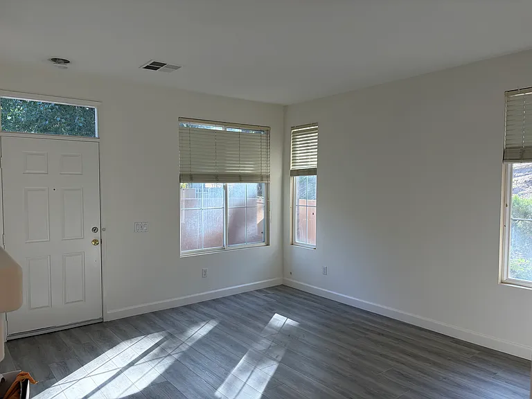 25735 Perlman Pl — Photo 2