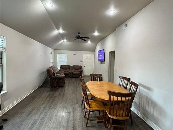 3rd image of 1217 N Stephens Ave