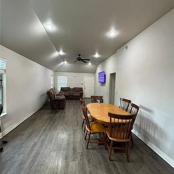 1217 N Stephens Ave — Photo 3