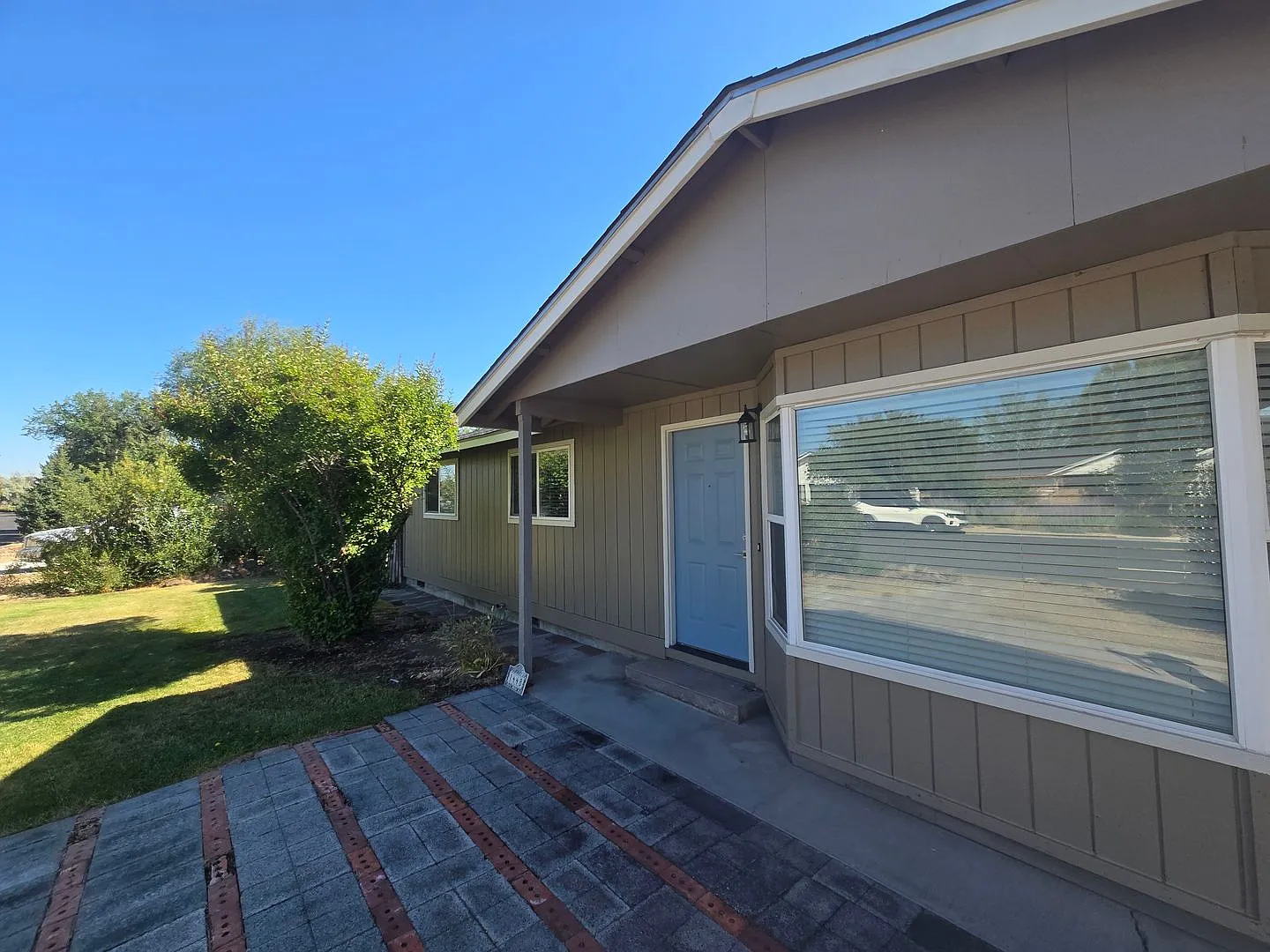 Charming Clean Home SW Canyon Drive Redmond — Photo 2