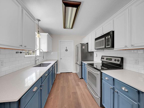 5th image of 106 Bolton Way W