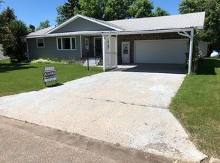 606 2nd St E, McClusky, ND 58463