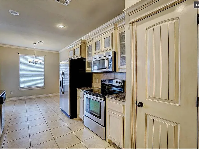 906 SW 81st St — Photo 6