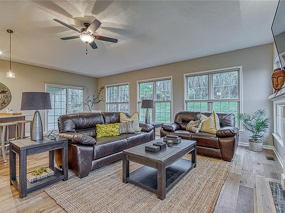 3rd image of 1083 Chapelhill Dr #323