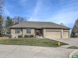 19508 Poppleton Cir, Omaha, NE 68130