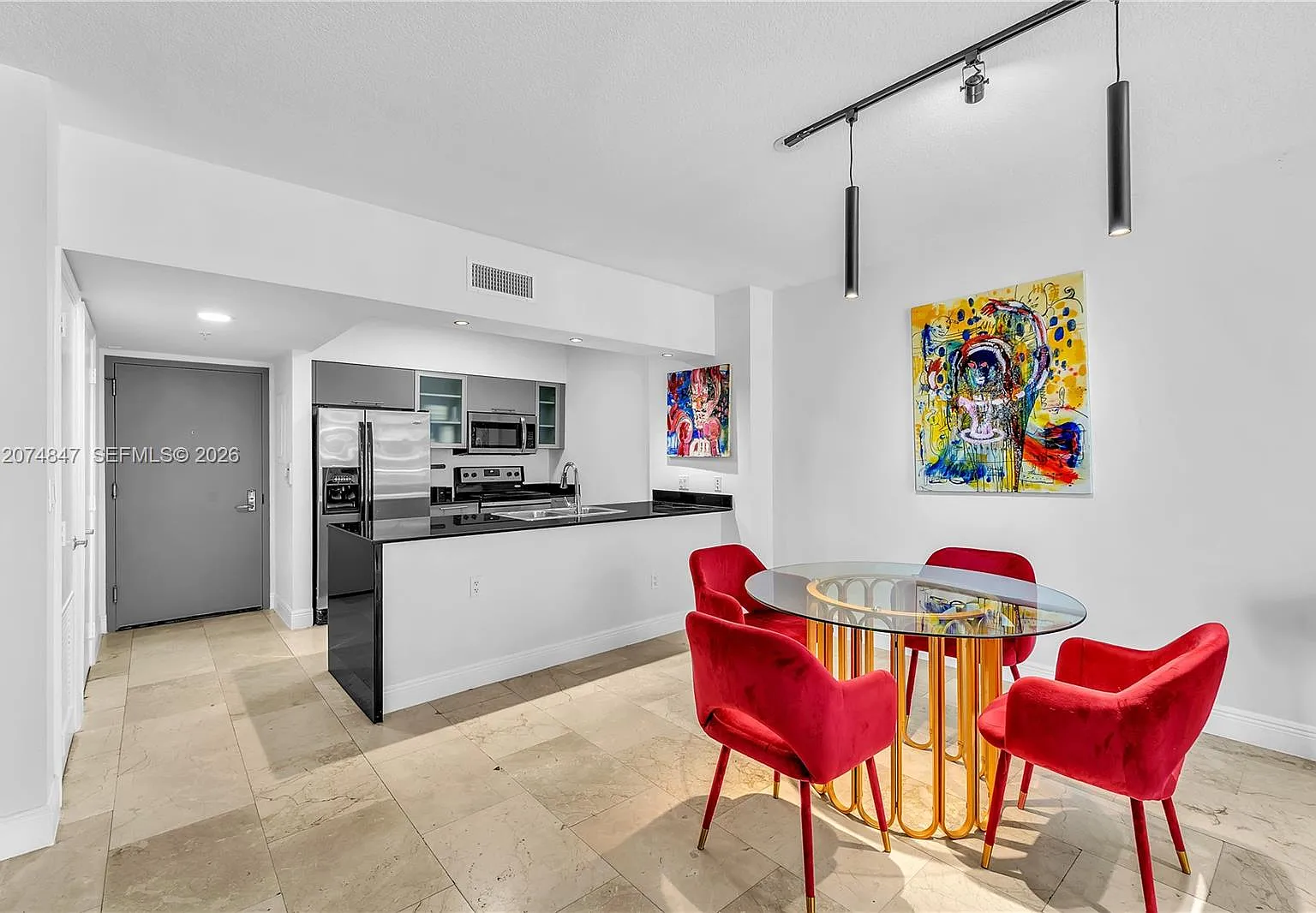 Opera Tower Condo — Photo 4