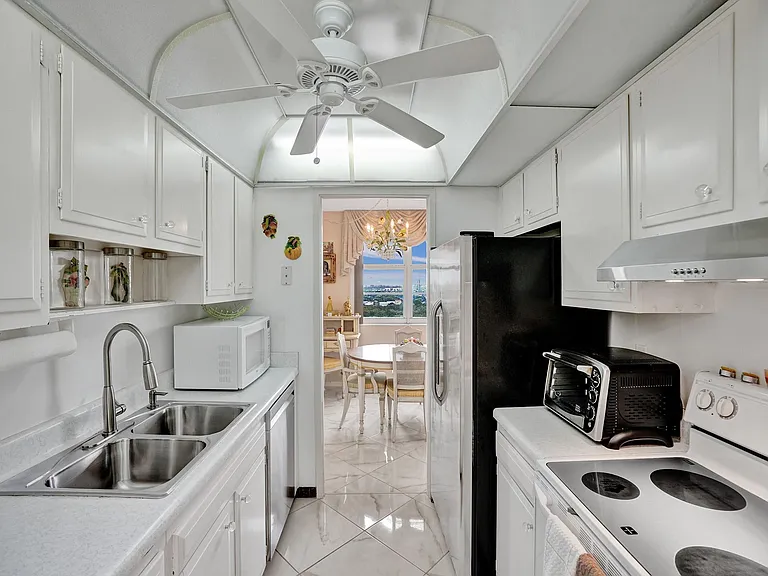 2121 N Ocean Blvd — Photo 10
